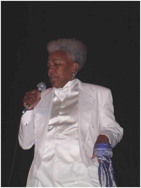 2539-Gaye Adegbalola performing